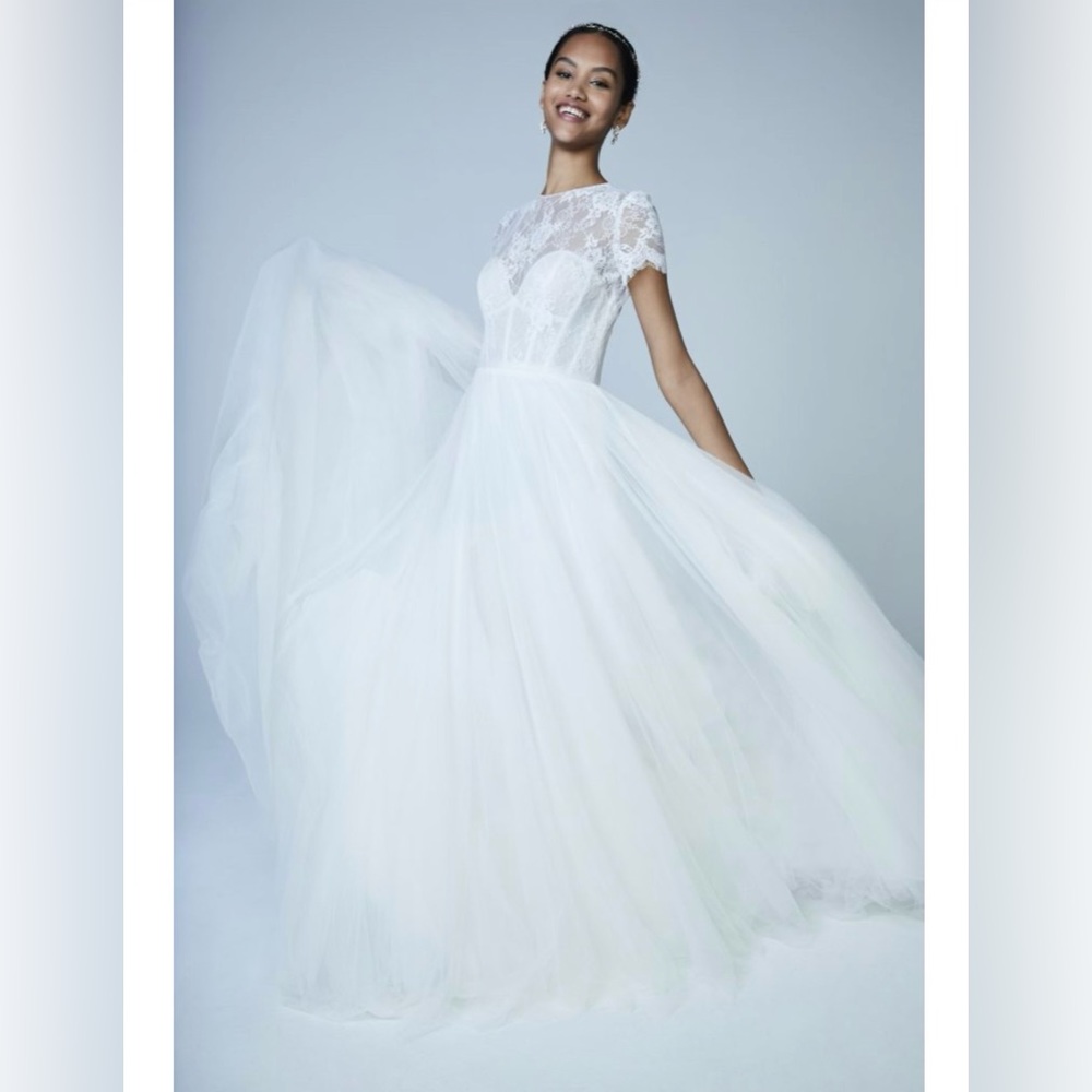 Gorgeous Vowed wedding dress with belt. - Picture 8 of 9